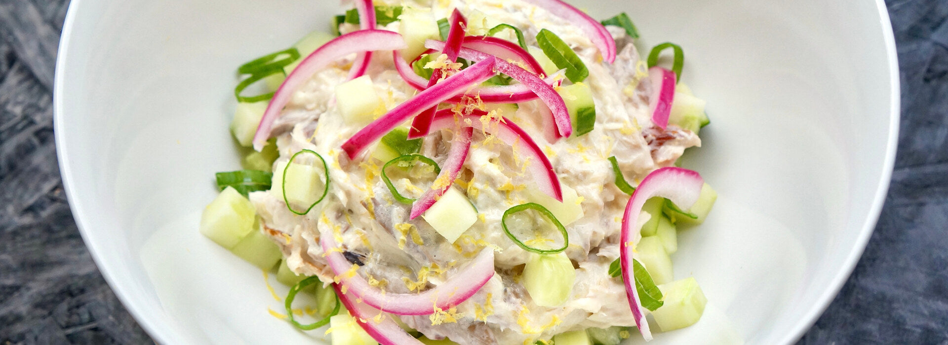 Geräucherte Makrele mit Zwiebeln in Mayonnaise mit Gurken: Unser leckeres und schnelles Rezept