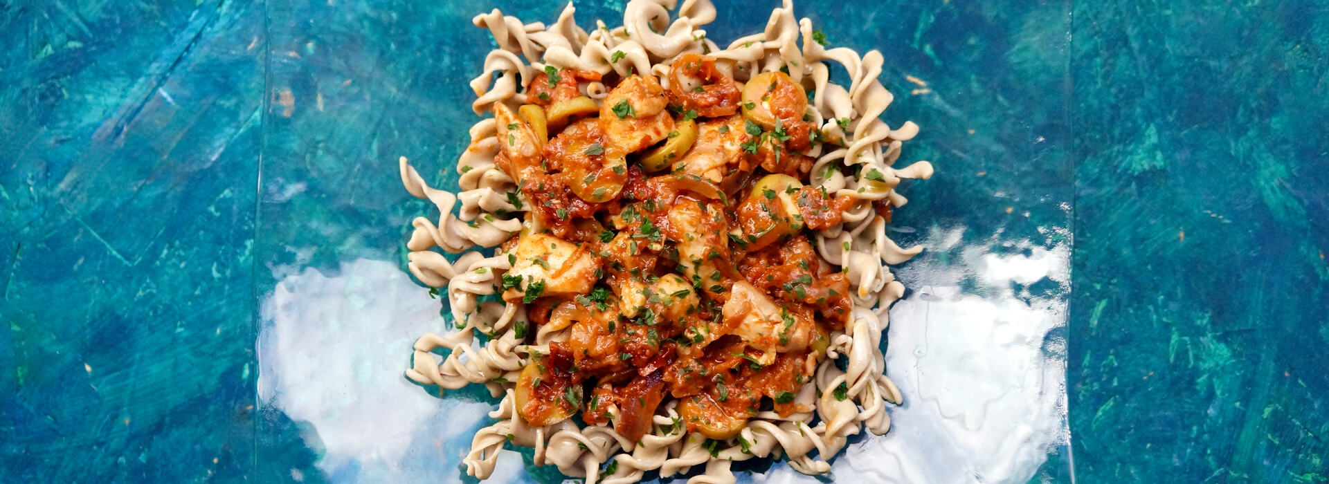 Mediterraner Hühnereintopf mit Dörrtomaten und Nudeln