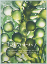 Grünes Blättermuster mit GAL Vitamin K1 Text und Beschreibung.